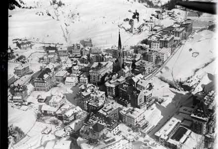 ETH-BIB-St. Moritz mit Kirche und Dorf aus 100 m-Inlandflüge-LBS MH01-001486
