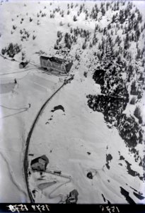 ETH-BIB-St. Moritz, Kurhaus Chantarella mit Bähnlein aus 200 m-Inlandflüge-LBS MH01-001578