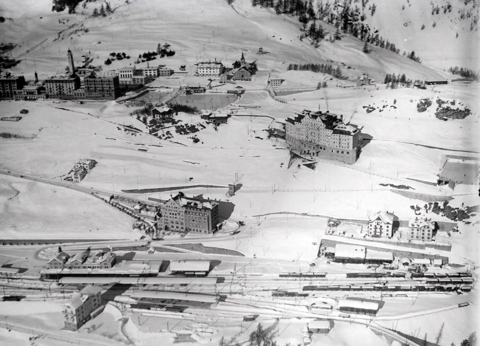 ETH-BIB-St. Moritz, Bahnhof-Hotels aus 100 m-Inlandflüge-LBS MH01-001508