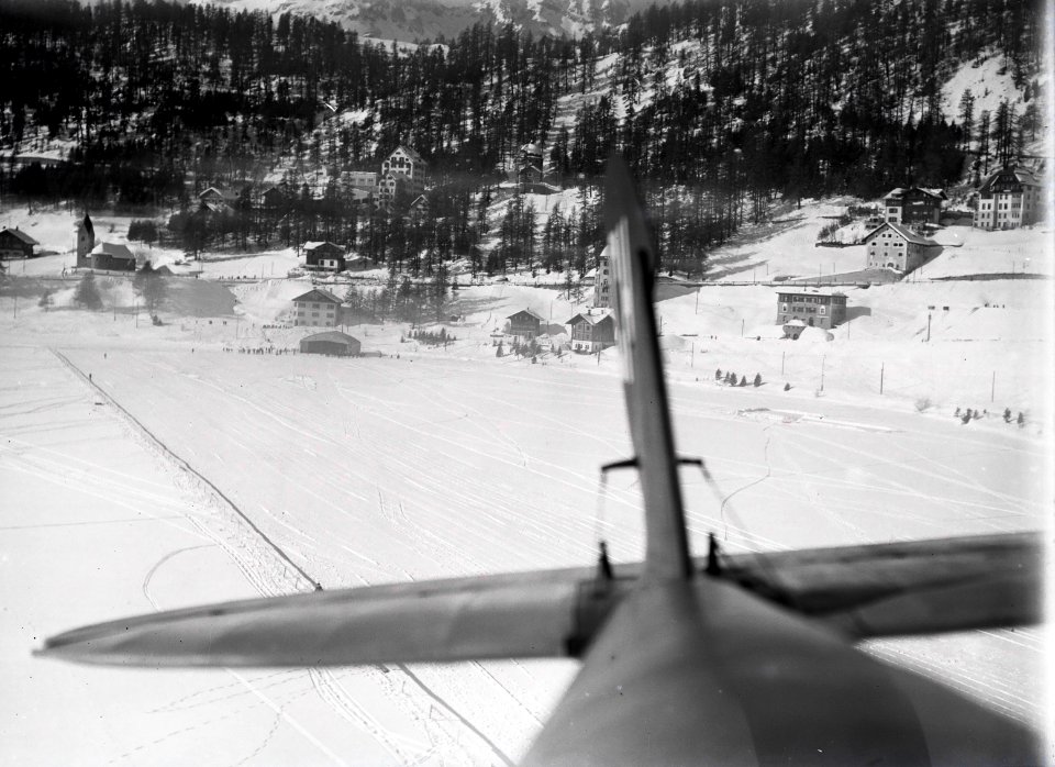 ETH-BIB-St. Moritz, Landebahn auf dem Eis, Hangar aus 30m Höhe-Inlandflüge-LBS MH01-001491