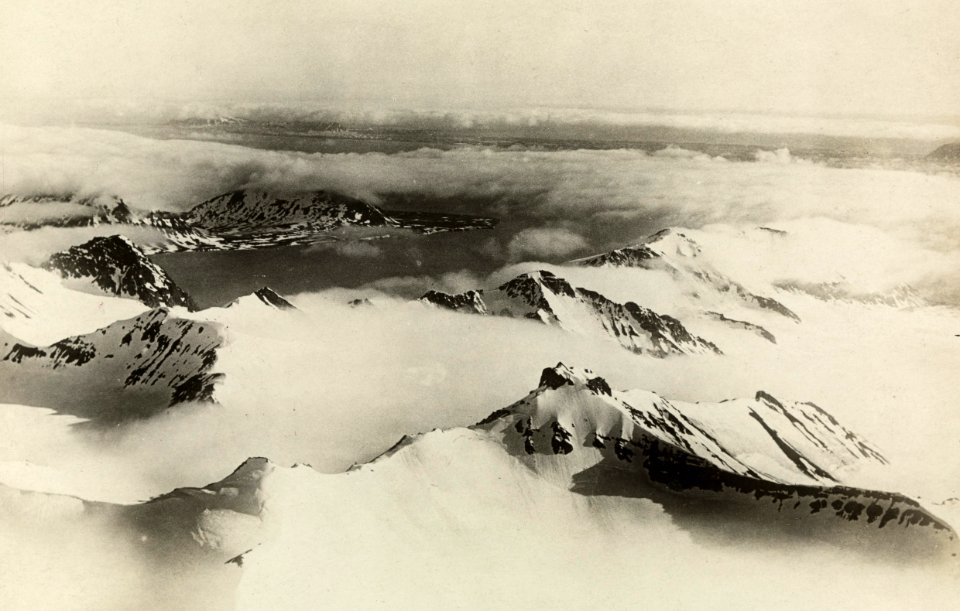 ETH-BIB-St. Johnbai mit Kp. Müller Vorlandebene von Nord-Osten aus 1400 m Höhe-Spitzbergenflug 1923-LBS MH02-01-0043