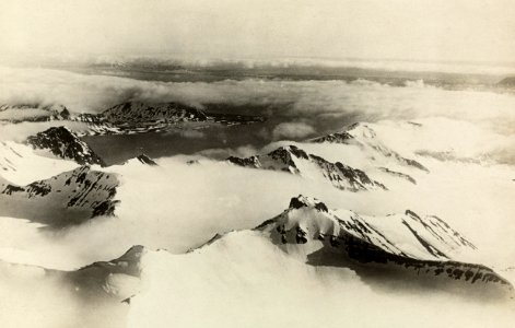 ETH-BIB-St. Johnbai mit Kp. Müller Vorlandebene von Nord-Osten aus 1400 m Höhe-Spitzbergenflug 1923-LBS MH02-01-0043