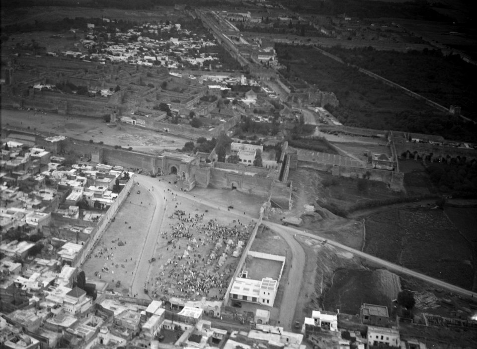 ETH-BIB-Stadtmauer und Marktplatz einer nordafrikanischen Stadt-Tschadseeflug 1930-31-LBS MH02-08-0257