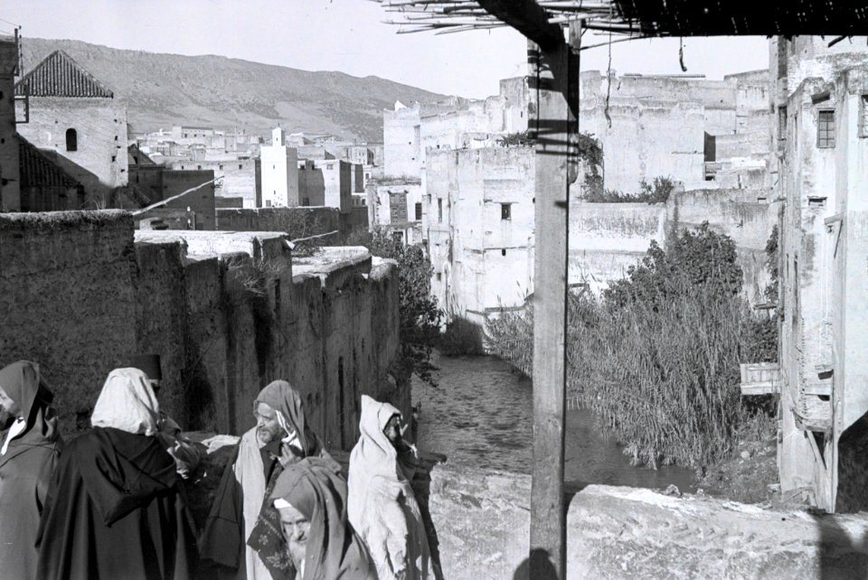 ETH-BIB-Stassenszene auf einer Brücke in Fès-Nordafrikaflug 1932-LBS MH02-13-0379