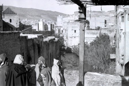 ETH-BIB-Stassenszene auf einer Brücke in Fès-Nordafrikaflug 1932-LBS MH02-13-0379