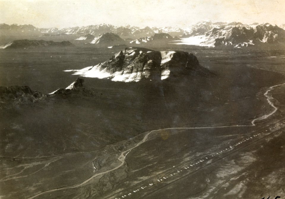 ETH-BIB-Steinwüste mit Hochgebirge bei Abadeh aus 3000 m Höhe-Persienflug 1924-1925-LBS MH02-02-0165-AL-FL