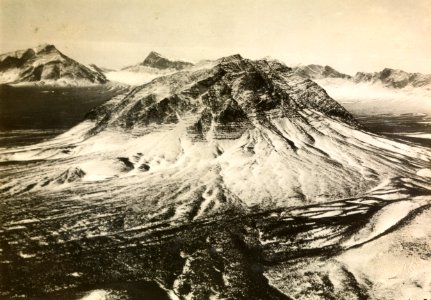 ETH-BIB-Steinwüste mit Hochgebirge bei Abadeh aus 3000 m Höhe-Persienflug 1924-1925-LBS MH02-02-0167-AL-FL