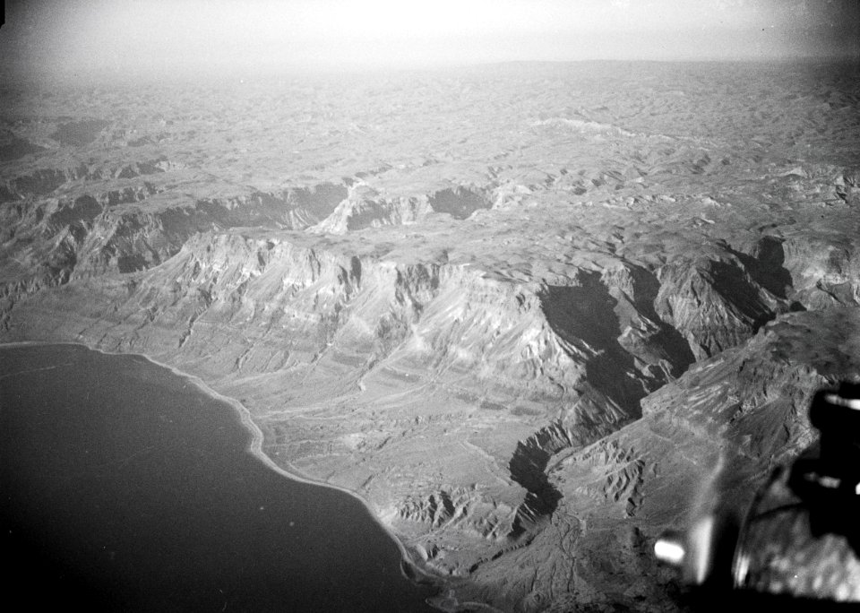ETH-BIB-Steil abfallendes Gebirge von Judäa zum Toten Meer-Abessinienflug 1934-LBS MH02-22-0037