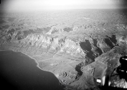 ETH-BIB-Steil abfallendes Gebirge von Judäa zum Toten Meer-Abessinienflug 1934-LBS MH02-22-0037