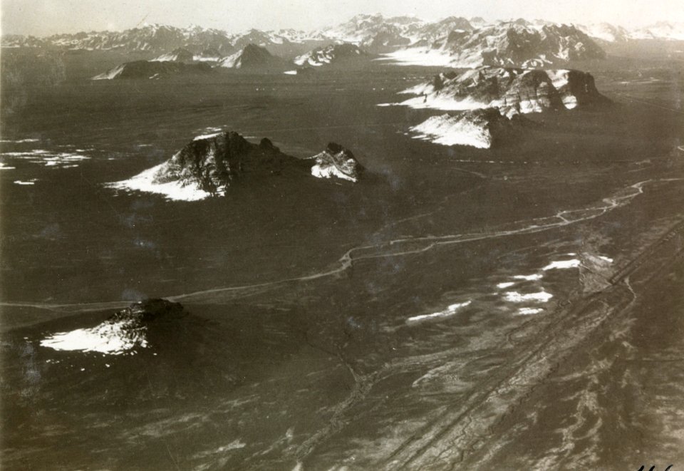 ETH-BIB-Steinwüste mit Hochgebirge bei Abadeh aus 3000 m Höhe-Persienflug 1924-1925-LBS MH02-02-0166-AL-FL