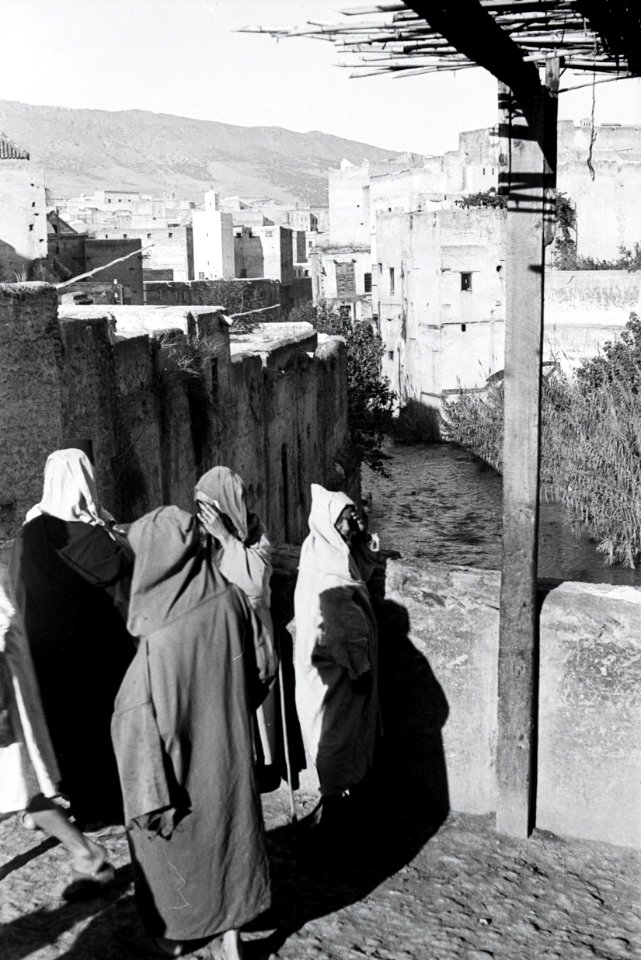 ETH-BIB-Strassenszene auf einer Brücke in Fès-Nordafrikaflug 1932-LBS MH02-13-0380