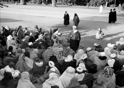 ETH-BIB-Stundenlang horcht die Menge dem Märchenerzähler in Marrakech-Tschadseeflug 1930-31-LBS MH02-08-0426