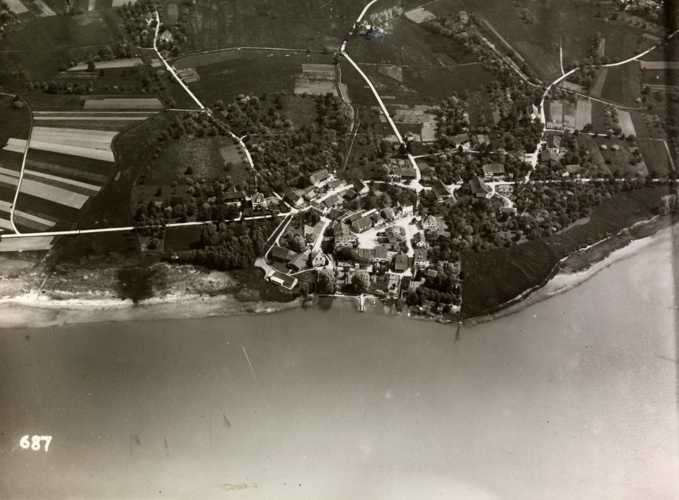 ETH-BIB-Städtchen und Schloss Greifensee aus 800 m-Inlandflüge-LBS MH01-000687-AL