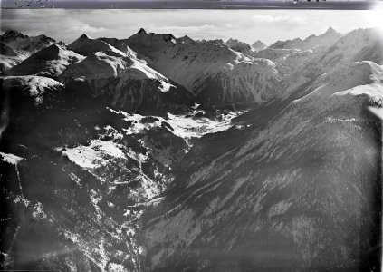 ETH-BIB-Stugl, Bergün, Albulatal, Piz Kesch v. S. W. aus 2200 m-Inlandflüge-LBS MH01-005576