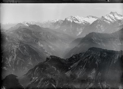 ETH-BIB-Sulegg, Männlichen, Faulhorn, Lütschental, Wetterhorn, Schreckhorn, Grindelwaldnertal, Bällenhöchst v. W. aus 3000 m-Inlandflüge-LBS MH01-004348 photo