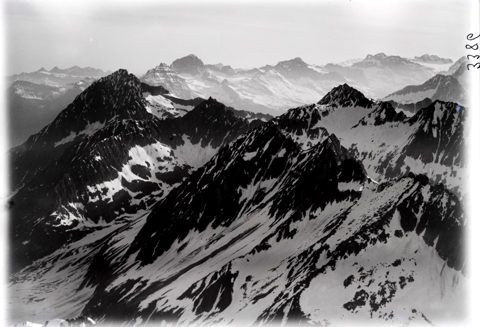 ETH-BIB-Sunnig Wichel, Piz Guif, Piz Ner, Bristenstock, Windgällen v. S. W. aus 3500 m-Inlandflüge-LBS MH01-003386