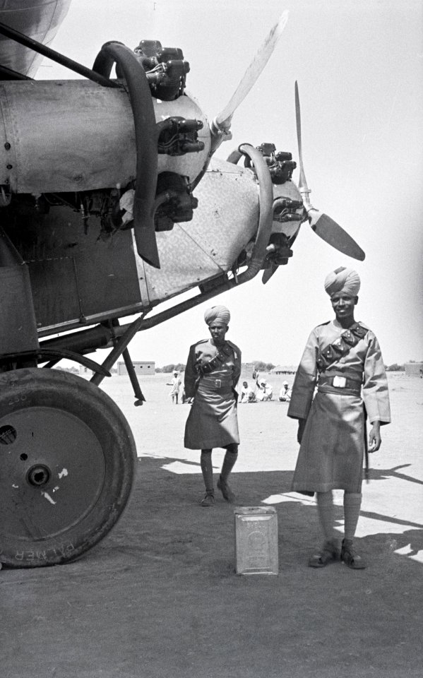 ETH-BIB-Sudanesische Kolonialsoldaten vor Fokker-Abessinienflug 1934-LBS MH02-22-0186