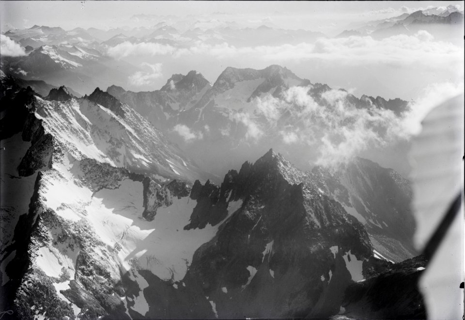 ETH-BIB-Sunnig, Wichel, Piz Giuv, Rinzenstock, Gotthard, Walliseralpen v. N. O. aus 3000 m-Inlandflüge-LBS MH01-003957