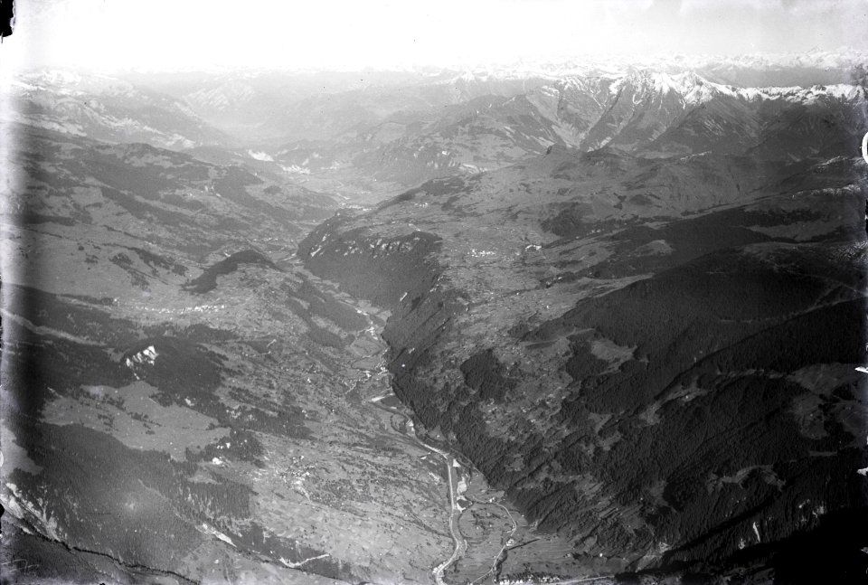 ETH-BIB-Surselva, Schlans, Breil, Brigels, Tavanasa, Ilanz, Rheintal, Piz Fess v. W. aus 3400 m-Inlandflüge-LBS MH01-003564