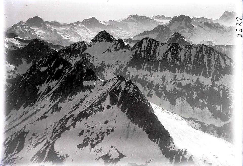 ETH-BIB-Sunnig, Wichel, Piz Guif, Piz Ner, Windgällen v. S. W. aus 3500 m-Inlandflüge-LBS MH01-003385
