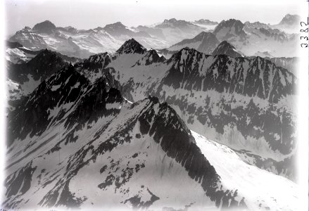 ETH-BIB-Sunnig, Wichel, Piz Guif, Piz Ner, Windgällen v. S. W. aus 3500 m-Inlandflüge-LBS MH01-003385