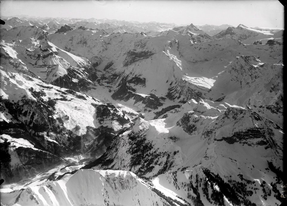 ETH-BIB-Tal von Engelberg (Bildmitte im Schatten), Trübseealp, Titlis v. N. W. aus 3700 m-Inlandflüge-LBS MH01-000313