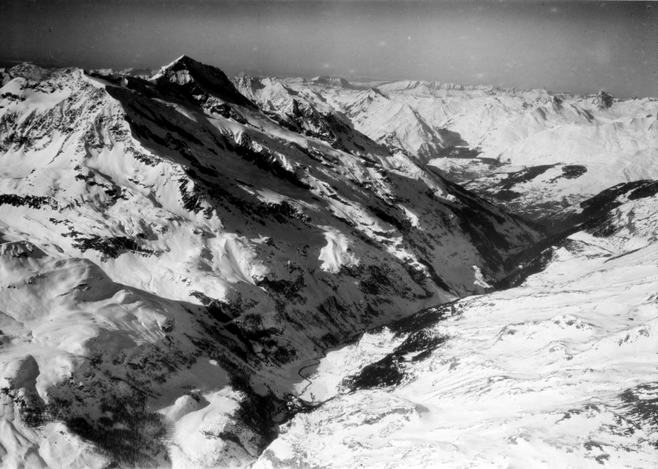 ETH-BIB-Tal in den schneebedeckten Westalpen-Tschadseeflug 1930-31-LBS MH02-08-0008