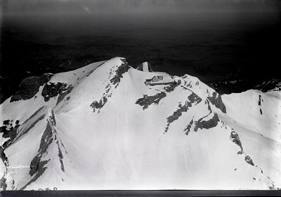 ETH-BIB-Säntis, Säntisgipfel (Gasthaus und Observatorium) v. S. aus 2500 m-Inlandflüge-LBS MH01-003655