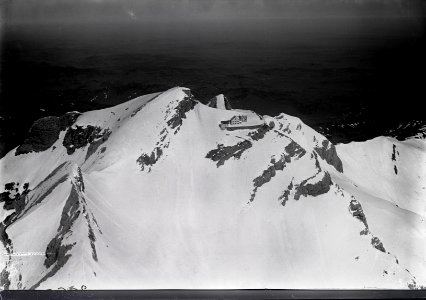ETH-BIB-Säntis, Säntisgipfel (Gasthaus und Observatorium) v. S. aus 2500 m-Inlandflüge-LBS MH01-003655