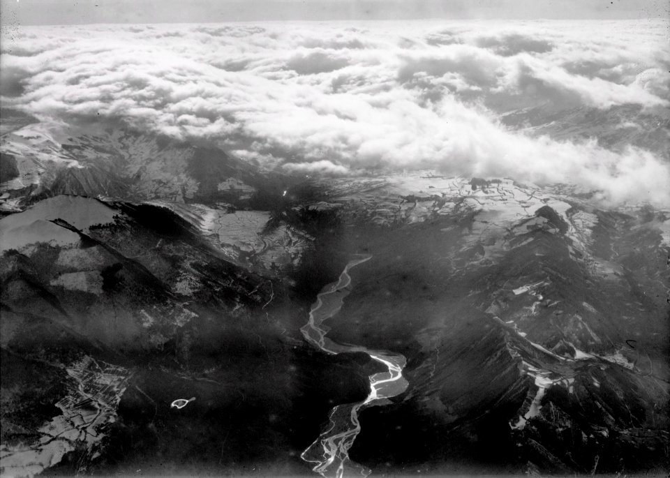 ETH-BIB-Tal unter Wolken-Tschadseeflug 1930-31-LBS MH02-08-0037