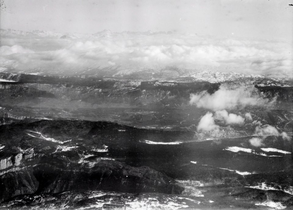 ETH-BIB-Tal, im Hintergrund die Alpen-Tschadseeflug 1930-31-LBS MH02-08-0041-A
