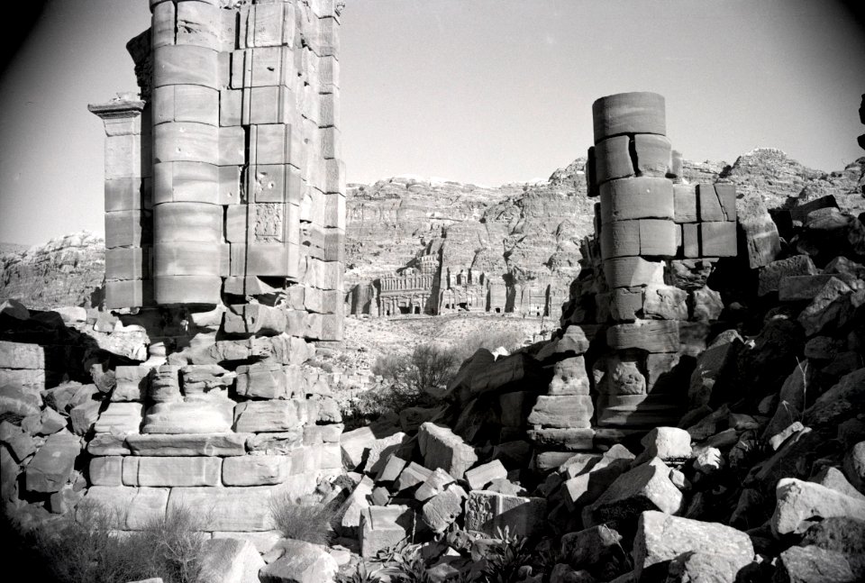 ETH-BIB-Temenos-Tor und Ruine des Tempels Qasr al-Bint mit korinthischen Felsengräber, Petra-Abessinienflug 1934-LBS MH02-22-0110