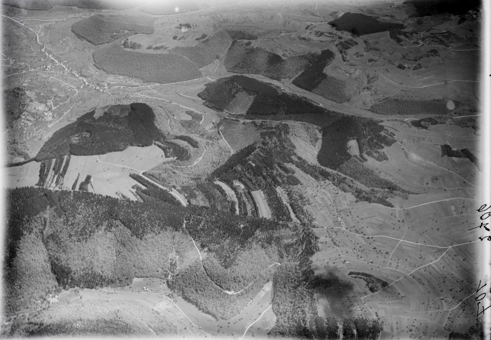 ETH-BIB-Tafelflächen beim Dorf Wittnau im Fricktal, Limperg, Altenberg, Reichberg v. W. aus 3000 m-Inlandflüge-LBS MH01-002706