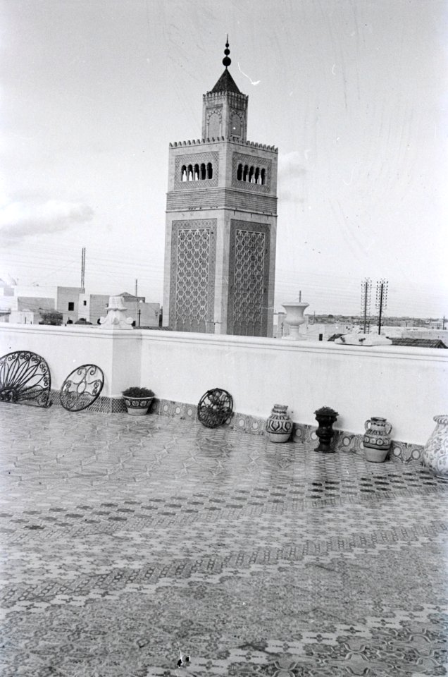 ETH-BIB-Terrasse mit Blick auf das Minarett der Ez-Zitouna Moschee, Tunis-Nordafrikaflug 1932-LBS MH02-13-0047