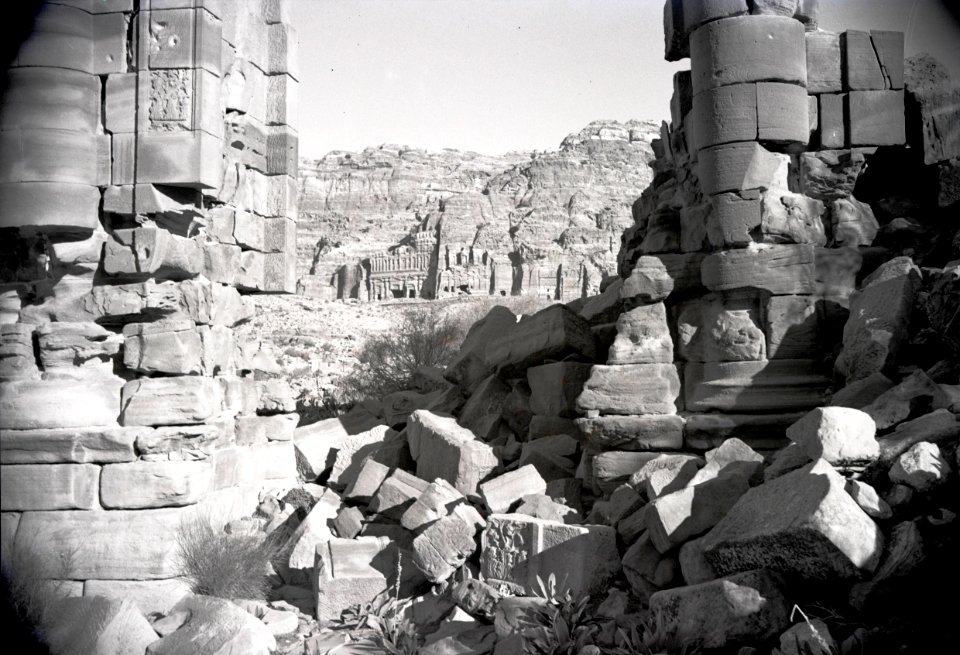 ETH-BIB-Temenos-Tor und Ruine des Tempels Qasr al-Bint mit korinthischen Felsengräber, Petra-Abessinienflug 1934-LBS MH02-22-0112