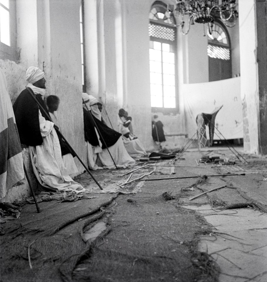 ETH-BIB-Tanzpause der Hohen Priester in der heiligen Kirche von Debre-Libanos-Abessinienflug 1934-LBS MH02-22-0298