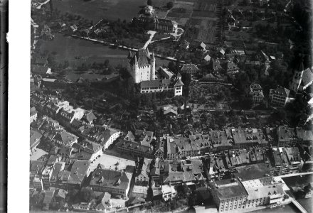 ETH-BIB-Thun mit Schloss aus 200 m-Inlandflüge-LBS MH01-001189