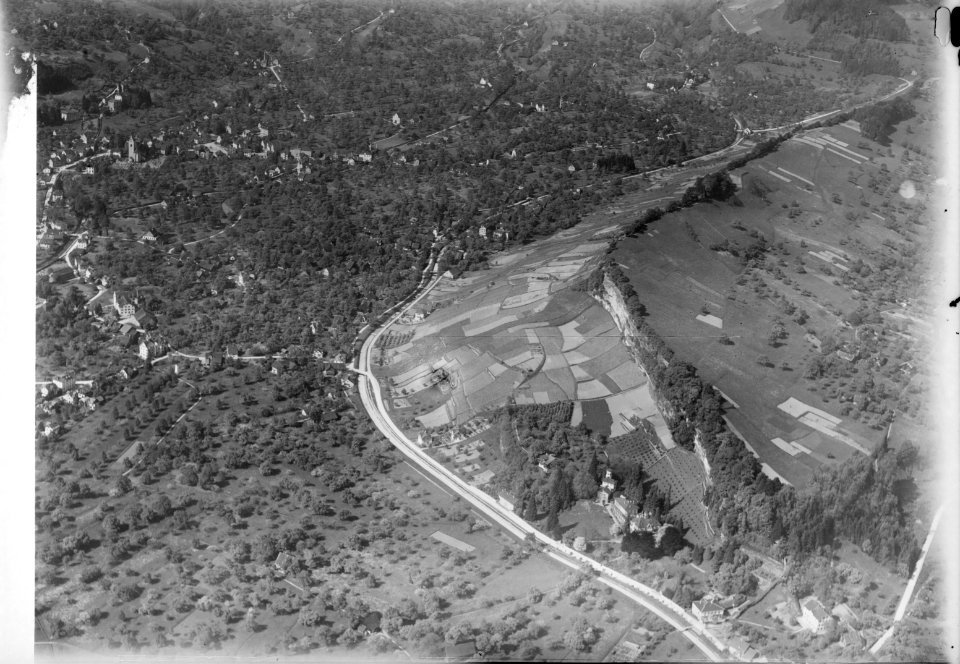 ETH-BIB-Thal, Steinerner Tisch aus 500 m-Inlandflüge-LBS MH01-002691