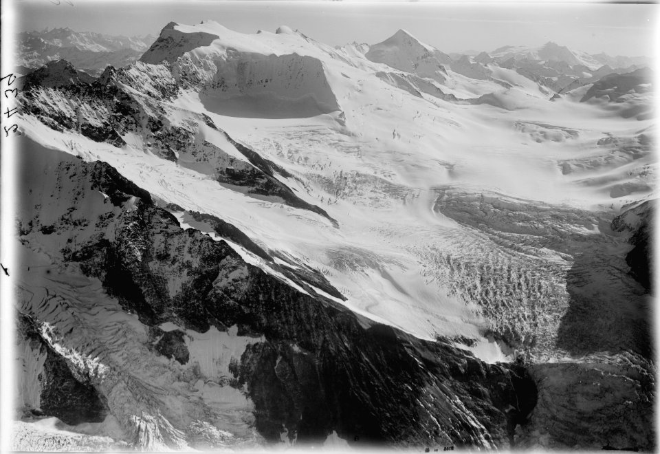 ETH-BIB-Tieralplistock, Tiertäli, Rhônegletscher-Ursprung, Maasplankstock, Dammastock, Galenstock, Basodino v. N. aus 4000 m-Inlandflüge-LBS MH01-002439