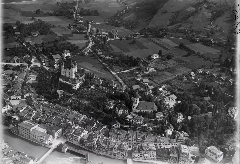 ETH-BIB-Thun mit Schloss aus 300 m-Inlandflüge-LBS MH01-002945