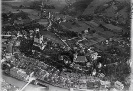 ETH-BIB-Thun mit Schloss aus 300 m-Inlandflüge-LBS MH01-002945