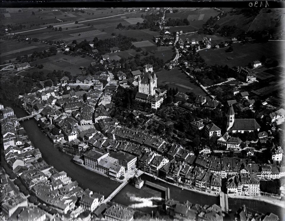 ETH-BIB-Thun, die Altstadt im Schutze des Schlossberges v. S. aus 300 m-Inlandflüge-LBS MH01-001190