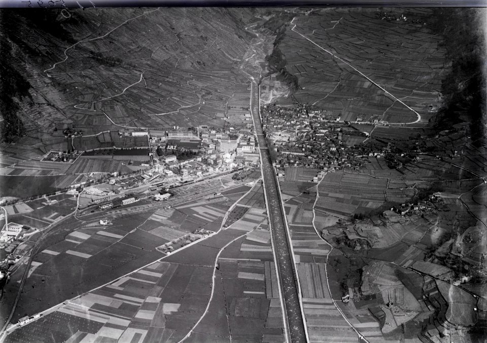 ETH-BIB-Tirano, Veltlin v. S. W. aus 200 m-Inlandflüge-LBS MH01-005095