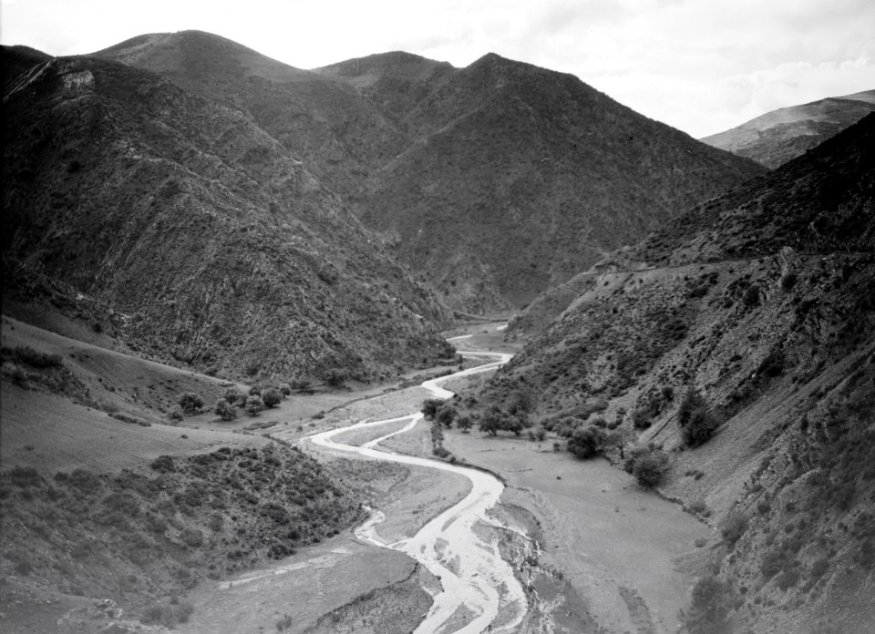 ETH-BIB-Tief hat sich der wilde Bergbach in die Kalkzone der Atlas-Vorberge eingefressen-Tschadseeflug 1930-31-LBS MH02-08-0469