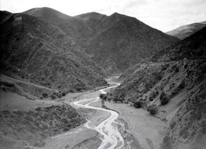 ETH-BIB-Tief hat sich der wilde Bergbach in die Kalkzone der Atlas-Vorberge eingefressen-Tschadseeflug 1930-31-LBS MH02-08-0469