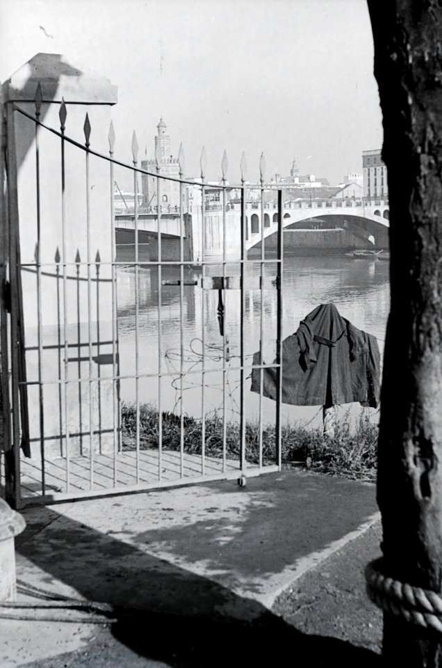 ETH-BIB-Tor zum Fluss mit Blick auf Brücke und Torre del Oro, Sevilla-Nordafrikaflug 1932-LBS MH02-13-0486