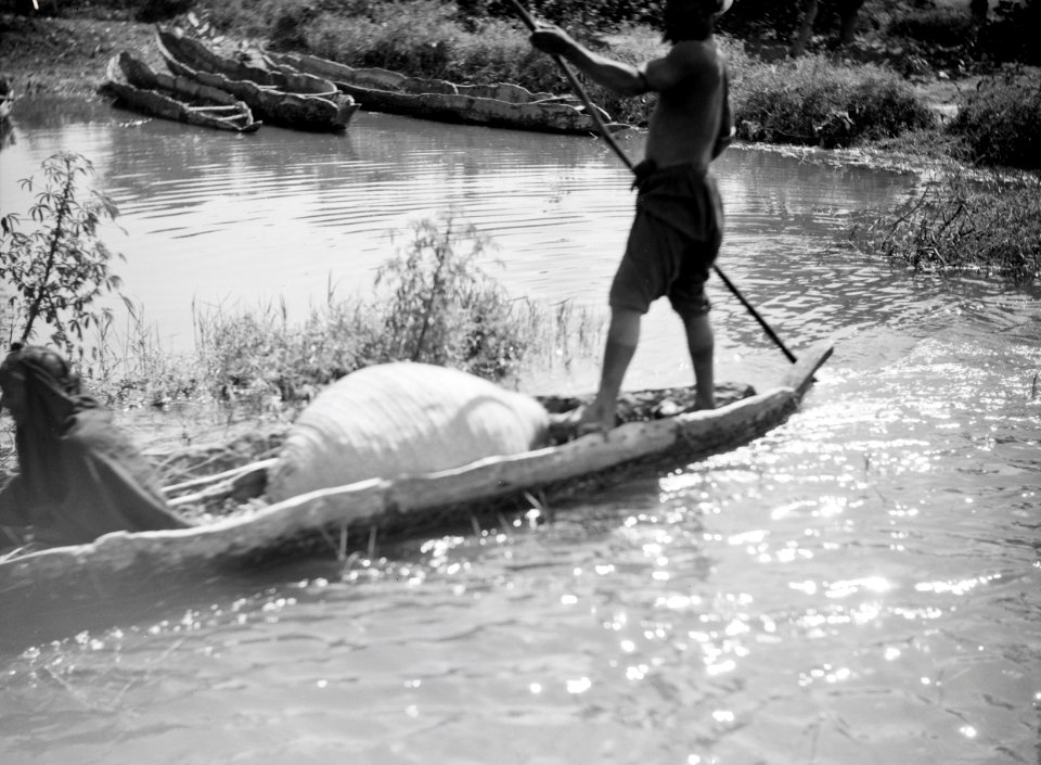 ETH-BIB-Transport im Kanu auf dem Niger-Tschadseeflug 1930-31-LBS MH02-08-0519