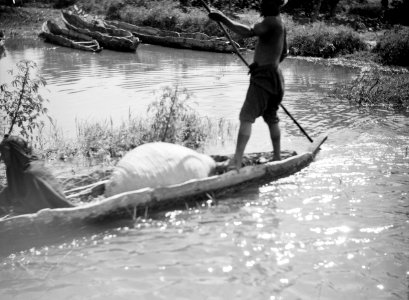 ETH-BIB-Transport im Kanu auf dem Niger-Tschadseeflug 1930-31-LBS MH02-08-0519