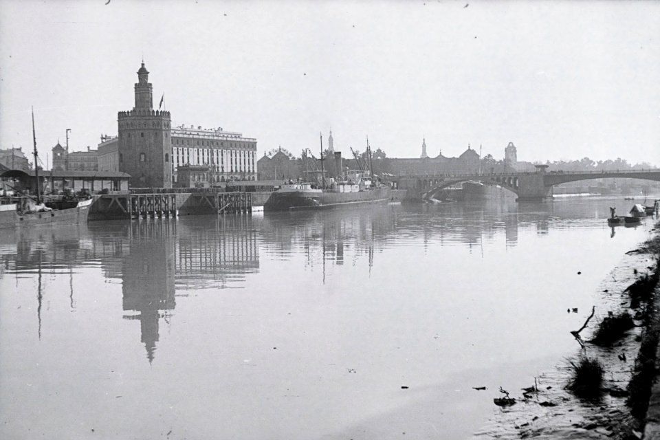 ETH-BIB-Torre del Oro beim Hafen von Sevilla-Nordafrikaflug 1932-LBS MH02-13-0503