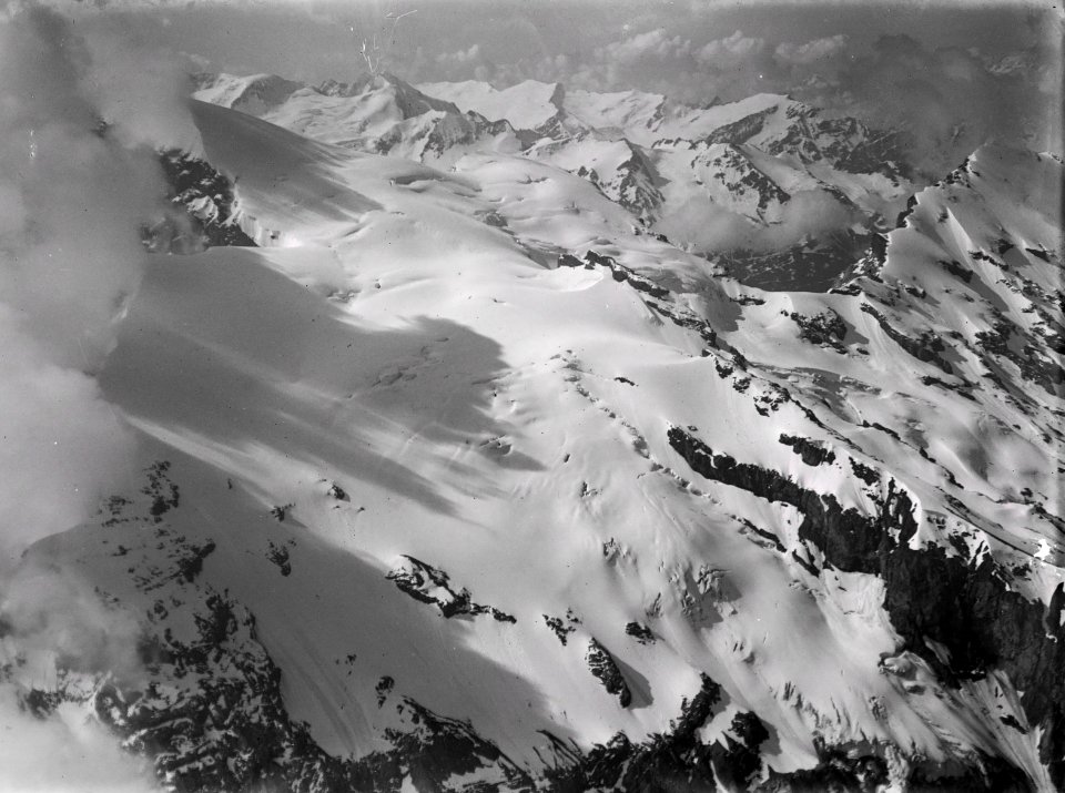 ETH-BIB-Titlis mit Wolken, Reissend Nollen, Triftgebiet-Inlandflüge-LBS MH01-000954